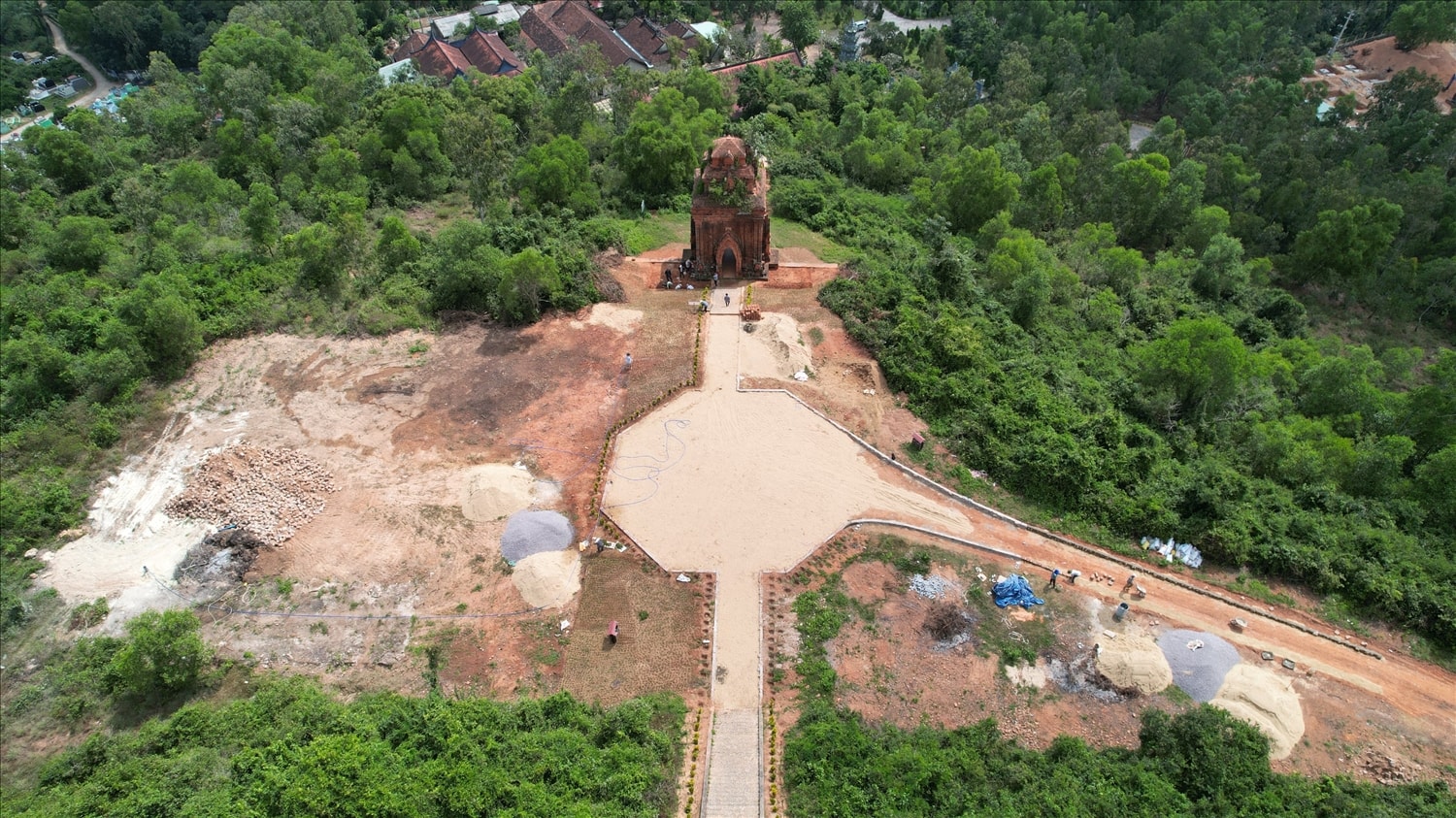 Di tích quốc gia Tháp Bánh Ít ngổn ngang nhìn từ trên cao Di tích quốc gia Tháp Bánh Ít ngổn ngang nhìn từ trên cao