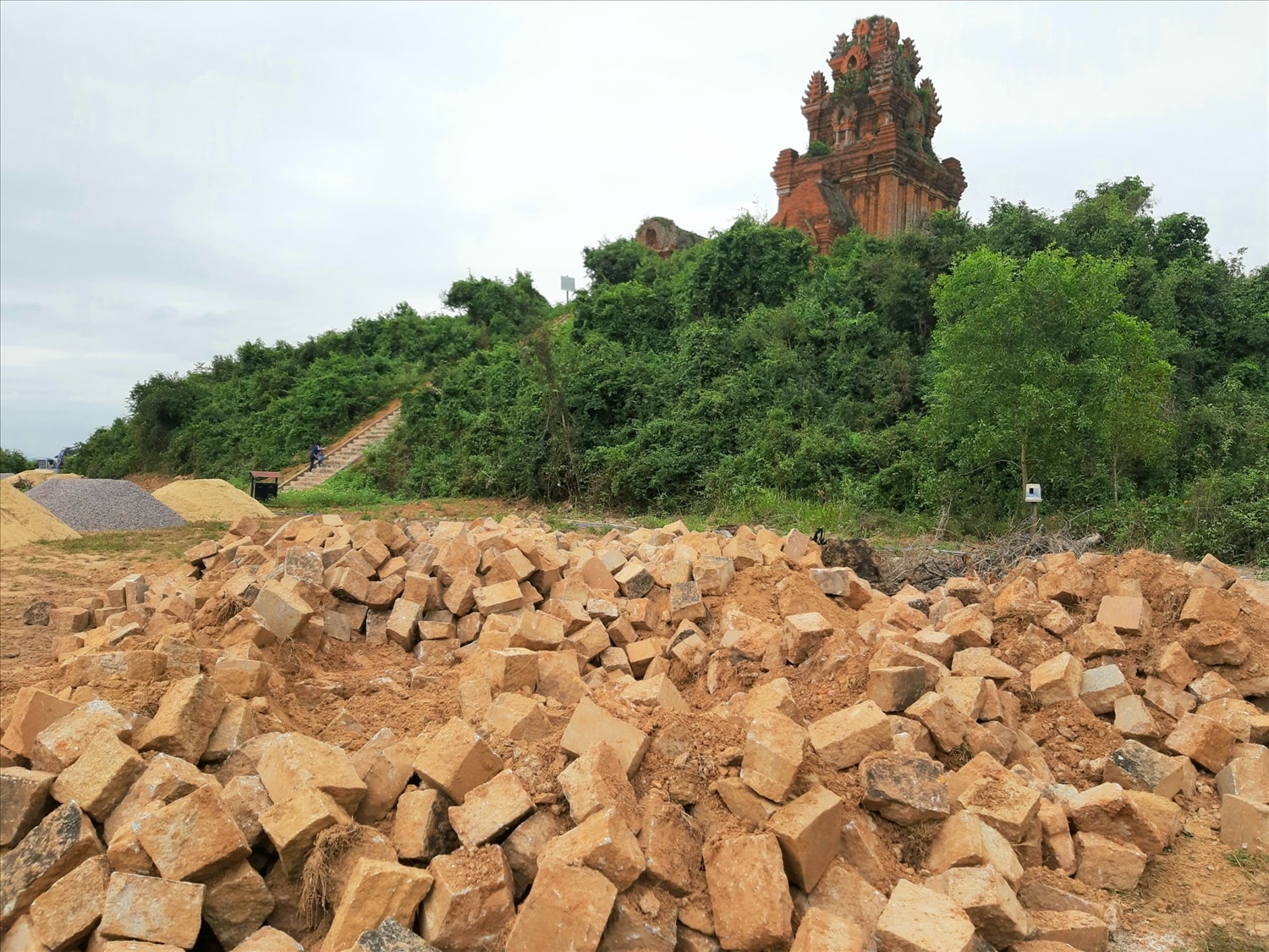 Hàng trăm viên gạch cổ bị đào lên chất thành đống Hàng trăm viên gạch cổ bị đào lên chất thành đống