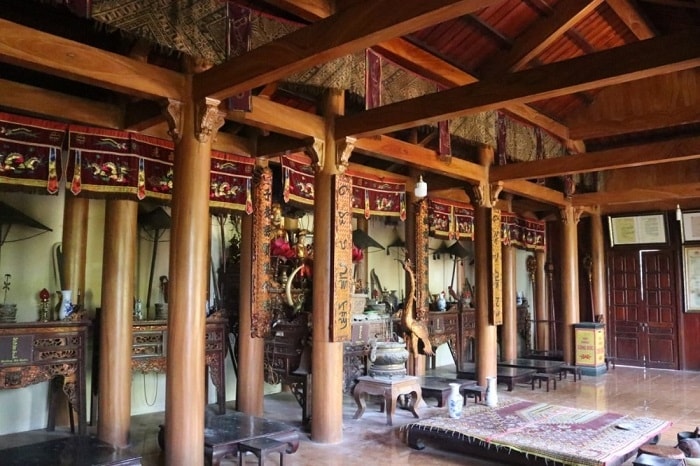 Bên trong ngôi đền Chín gian Bên trong ngôi đền Chín gian