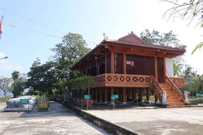 Đền Chín Gian Đền Chín Gian tọa lạc trên đỉnh Pu Quái, huyện Quế Phong (Nghệ An)