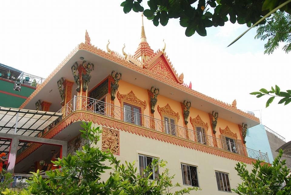 Chùa Pothiwong nằm lặng lẽ giữa khu vực trung tâm thành phố đầy náo nhiệt