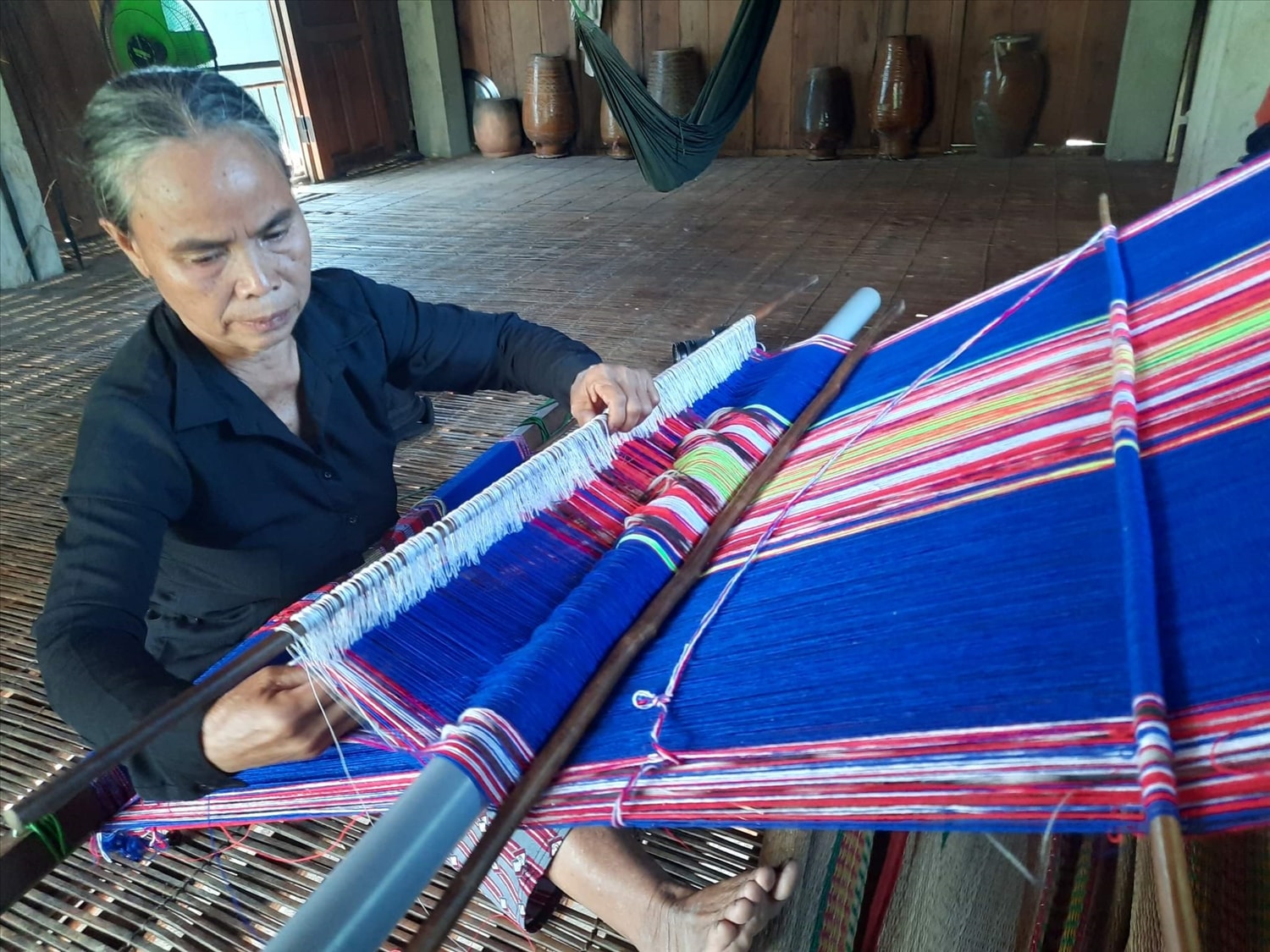 Nghệ nhân Đinh Thị Xuân đang dệt thổ cẩm