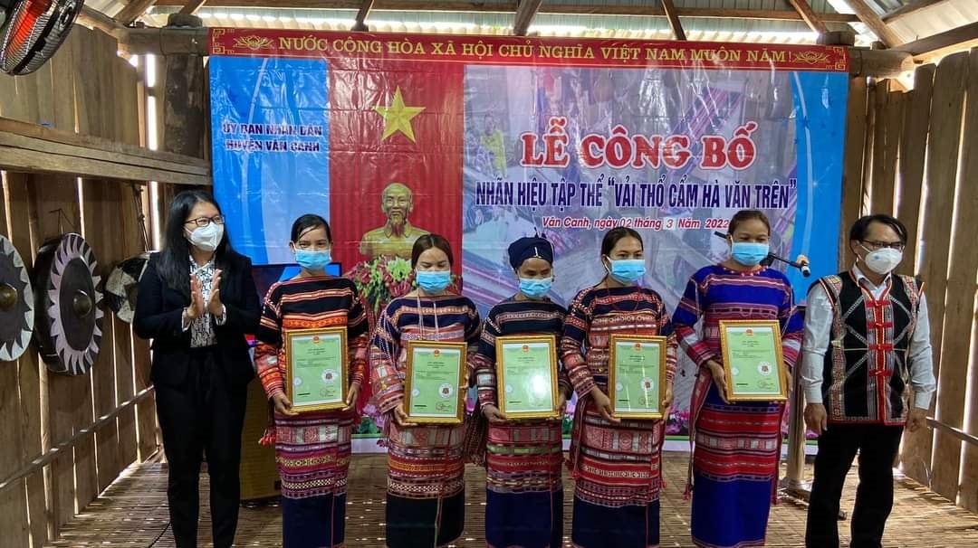 Những hộ sản xuất tiêu biểu cũng được trao giấy chứng nhận nhẫn hiệu tập thể