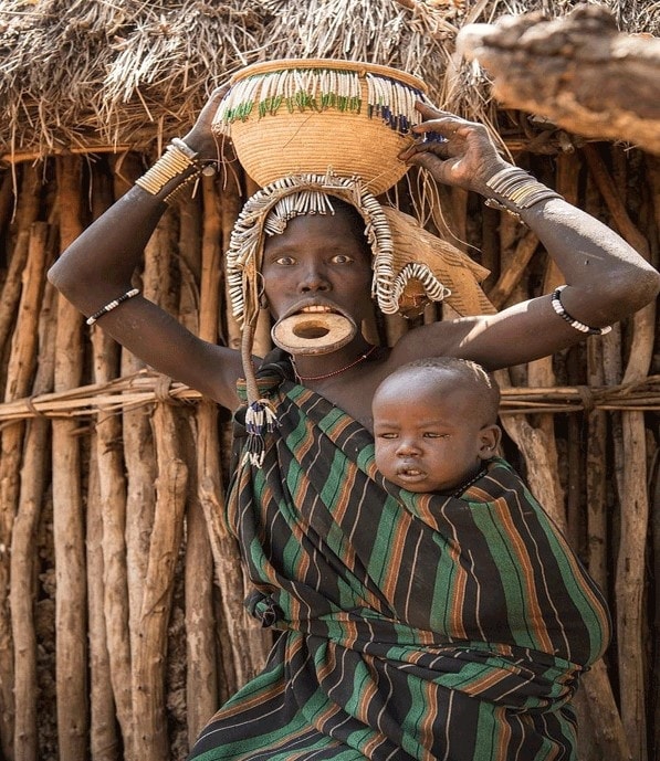 Tấm đĩa môi là tiêu chuẩn cho cái đẹp của phụ nữ Mursi. Ảnh: Kellie Netherwood. Tấm đĩa môi là tiêu chuẩn cho cái đẹp của phụ nữ Mursi. Ảnh: Kellie Netherwood.