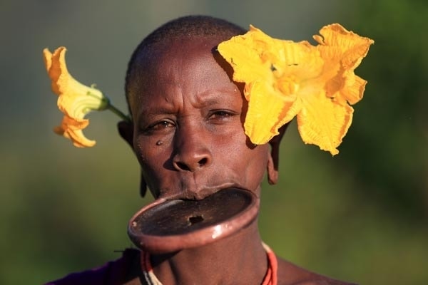 Phụ nữ Mursi với chiếc môi trên đĩa Phụ nữ Mursi với chiếc môi trên đĩa