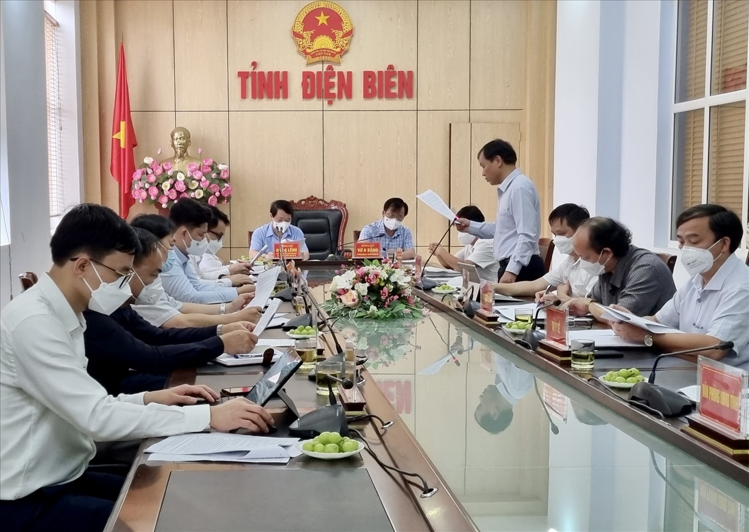 Đại diện lãnh đạo Sở Kế hoạch và Đầu tư tỉnh Điện Biên báo cáo Đoàn công tác về kết quả thực hiện nhiệm vụ kinh tế - xã hội năm 2021 và 2 tháng đầu năm 2022 Đại diện lãnh đạo Sở Kế hoạch và Đầu tư tỉnh Điện Biên báo cáo Đoàn công tác về kết quả thực hiện nhiệm vụ kinh tế - xã hội năm 2021 và 2 tháng đầu năm 2022