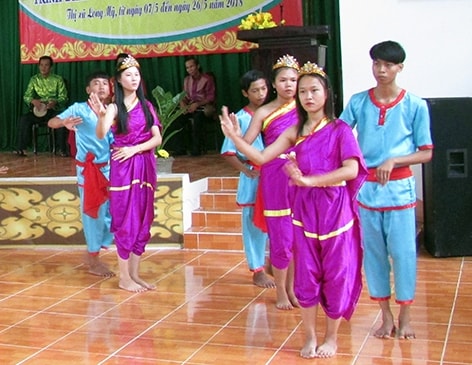 Các học viên dân tộc Khmer trình diễn múa ADay (Ảnh TL) Các học viên dân tộc Khmer trình diễn nghệ thuật hát múa ADay (Ảnh TL)