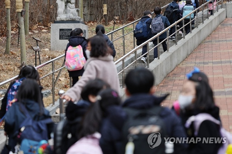 Học sinh tại một trường tiểu học ở Seoul, Hàn Quốc, ngày 14/3/2022. (Ảnh: Yonhap) Học sinh tại một trường tiểu học ở Seoul, Hàn Quốc, ngày 14/3/2022. (Ảnh: Yonhap)