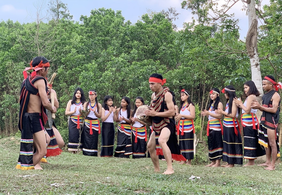 Đấu chiêng - một trong những tiết mục sẽ được trình diễn tại liên hoan. (Ảnh: Tú Vân)
