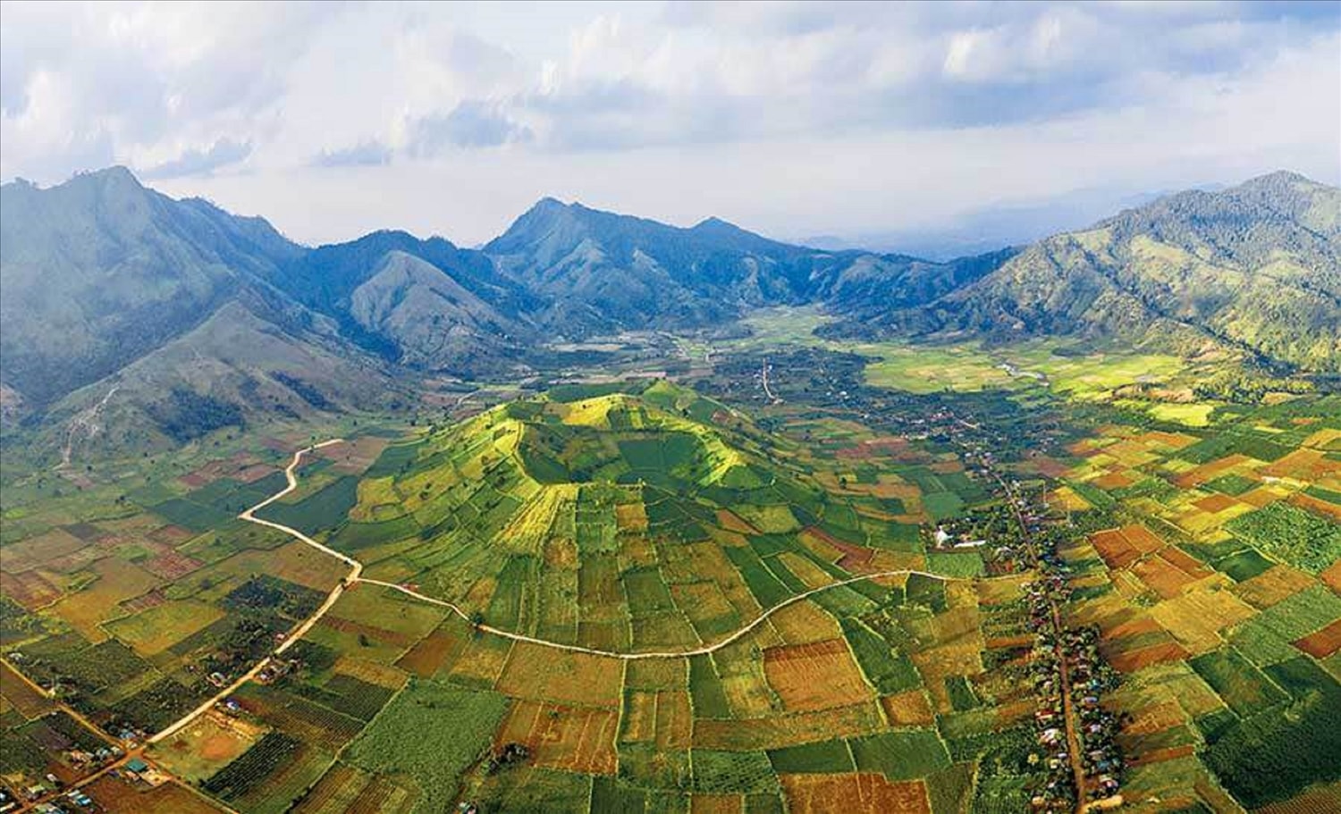 Núi lửa Chư Đăng Ya là thắng cảnh tự nhiên của huyện Chư Pah nhưng đang trong cơn sốt đất. (Ảnh Tuệ Minh) Núi lửa Chư Đăng Ya là thắng cảnh tự nhiên của huyện Chư Pah nhưng đang trong cơn sốt đất. (Ảnh Tuệ Minh)