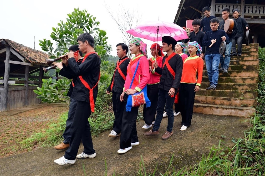 Lễ đón dâu của người Giáy là tục lệ khá cầu kỳ và nhiều nét độc đáo. Đoàn đi đón dâu bao giờ cũng đủ các thành phần gồm có đội “pí lè” bốn người, hai cụ già, chú rể, phù rể, hai cô gái, một chàng trai dắt ngựa cho cô dâu và một đoàn người để gồng gánh lễ vật.