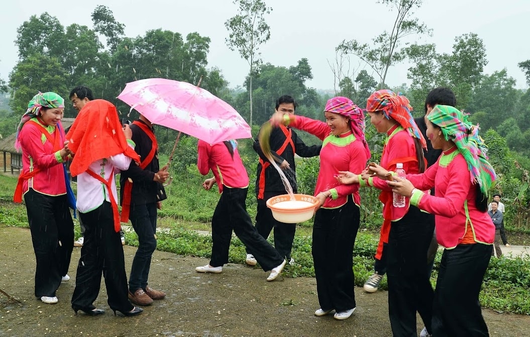 Các cô gái người Giáy té nước vào đoàn nhà trai với ý nghĩa mang lại sự may mắn, hạnh phúc cho hai nhà. 