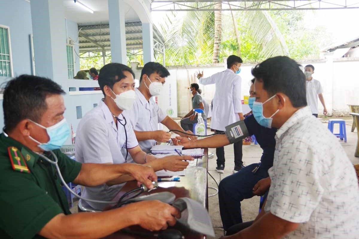 Các y, bác sĩ thăm, khám bệnh cho người nghèo