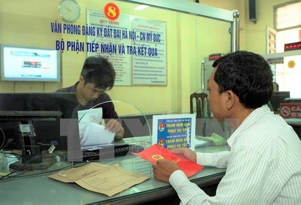 Làm thủ tục về đất đai. (Nguồn: TTXVN)