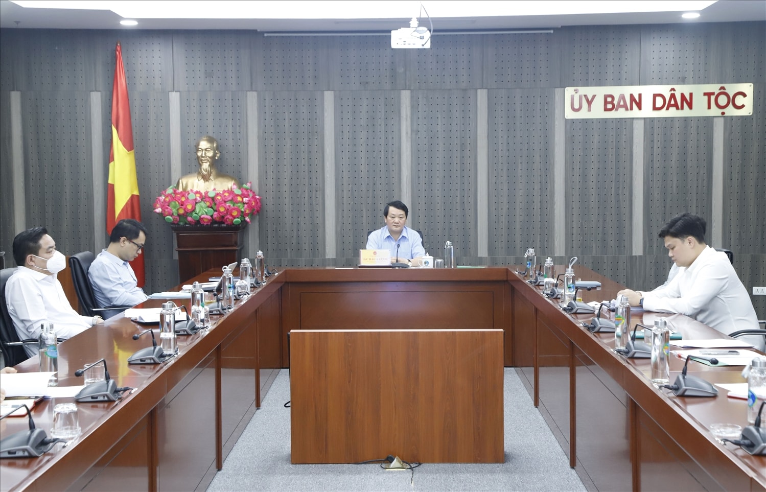 Bộ trưởng, Chủ nhiệm Hầu A Lềnh tham dự cuộc họp tại điểm cầu UBDT Bộ trưởng, Chủ nhiệm Hầu A Lềnh tham dự cuộc họp tại điểm cầu UBDT