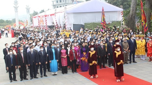 Các đại biểu dự lễ dâng hương Quốc mẫu Tây Thiên tại Đền Thỏng, Khu danh thắng Tây Thiên. Ảnh: baovinhphuc.com.vn