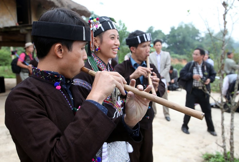 Độc đáo nghệ thuật thổi sáo mẹ sáo con