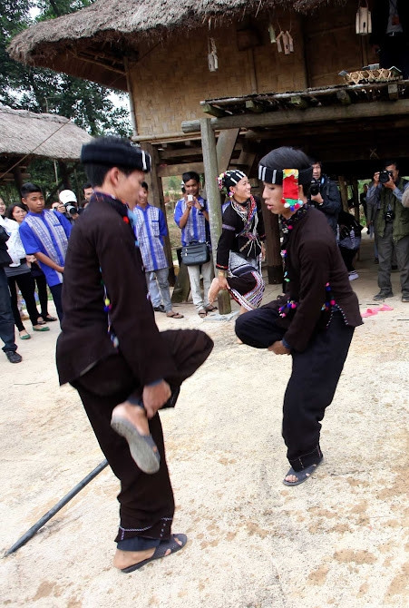 Trò chơi tó gối luôn hấp dẫn đông đảo đồng bào tham gia