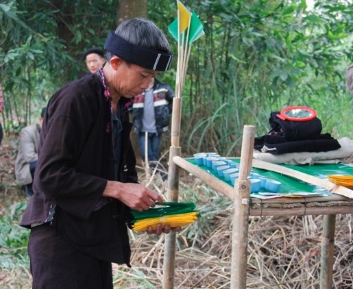 Thầy cúng phải là người có uy tín trong bản