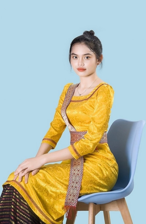 Nữ sinh Đàng Vương Huyền Trân với trang phục truyền thống của người Chăm Nữ sinh Đàng Vương Huyền Trân với trang phục của người Chăm