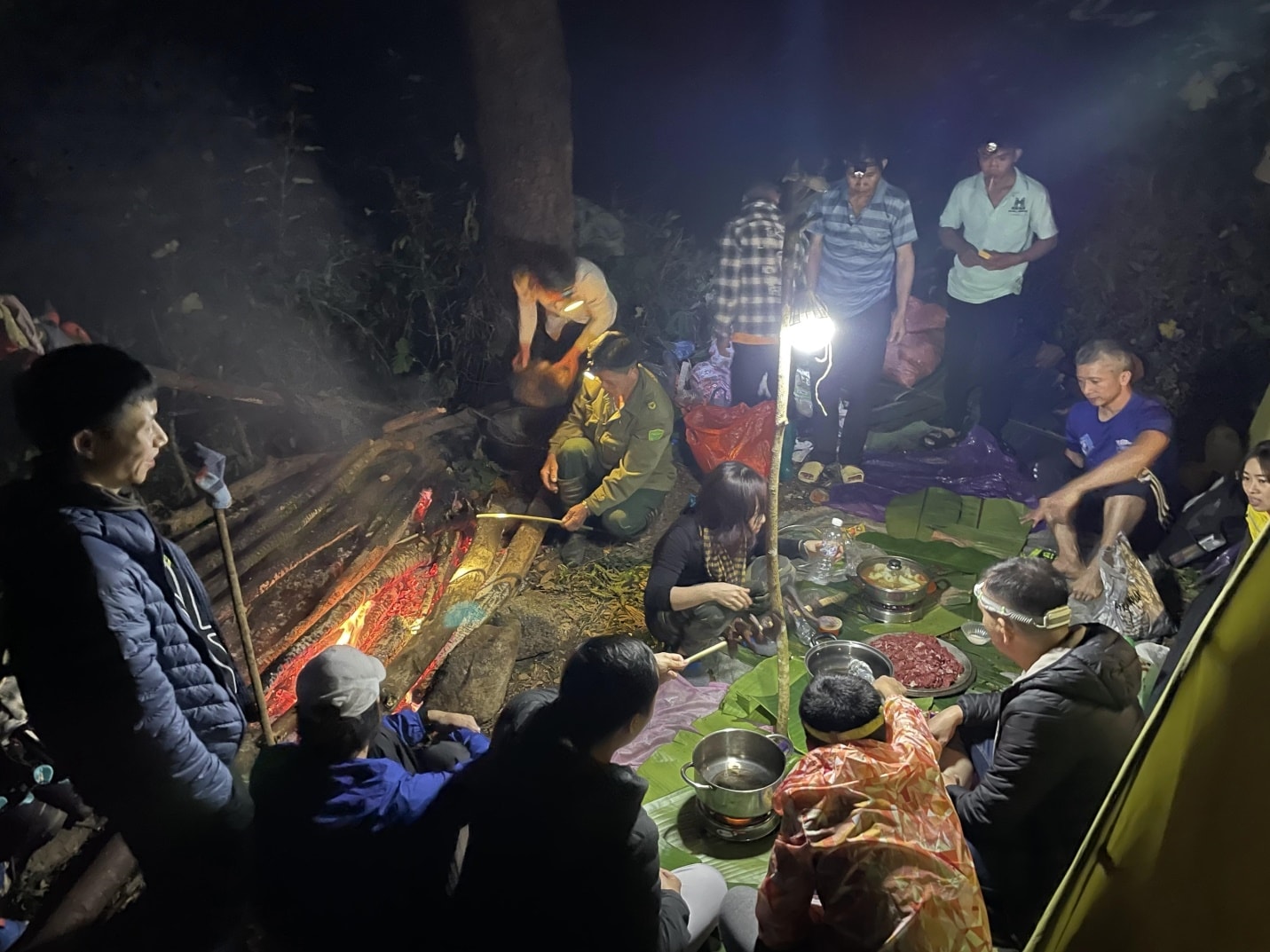 Dừng chân tại suối Nậm Xì Lường lúc 6h tối để dựng rạp nghỉ ngơi và nấu ăn. Giữa núi rừng hoang dã có bếp lửa bập bùng, tiếng suối róc rách và trăng sao trên đỉnh đầu.