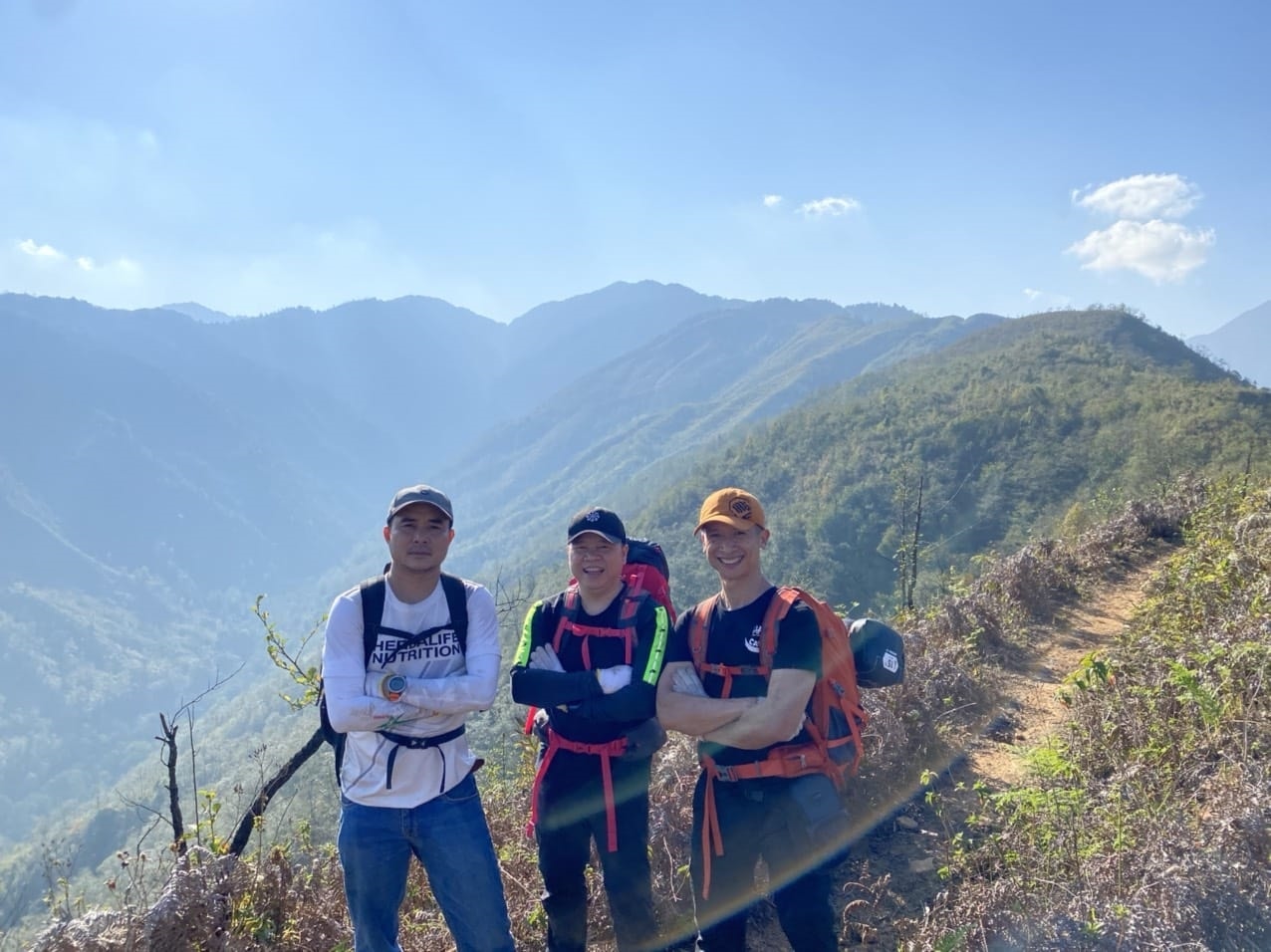 Núi cỏ cháy là đoạn dễ đi nhất, ít chướng ngại vật, dải núi nhuộm màu nâu vàng của cỏ, của lau sậy. Khung cảnh bỗng mang vẻ đẹp cô liêu hấp dẫn những đôi chân của lữ khách.