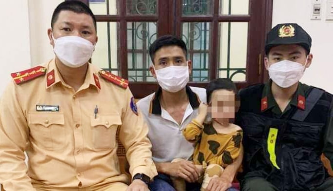 Cháu bé được giải cứu an toàn và bàn giao về cho gia đình