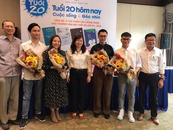 Các tác giả có tác phẩm vào chung khảo chụp hình lưu niệm với BTC - Ảnh: Tiểu Vũ