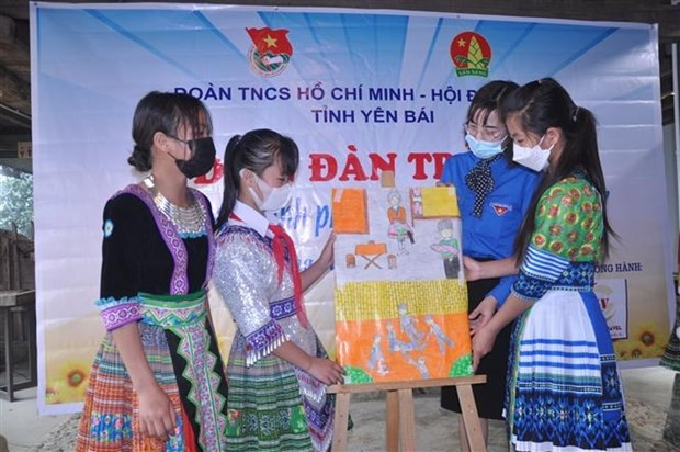 Các em nhỏ đồng bào Mông tham gia vẽ tranh theo chủ đề hạnh phúc của trẻ em tại Ngày hội. Ảnh: Tuấn Anh - TTXVN