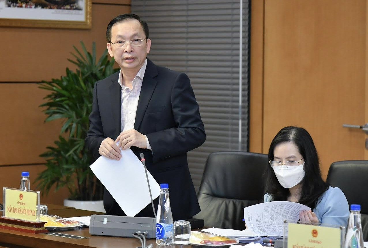 Ông Đào Minh Tú, Phó Thống đốc Ngân hàng Nhà nước Việt Nam trình bầy về tiến độ xây dựng và một số nội dung chính của dự thảo Nghị định  