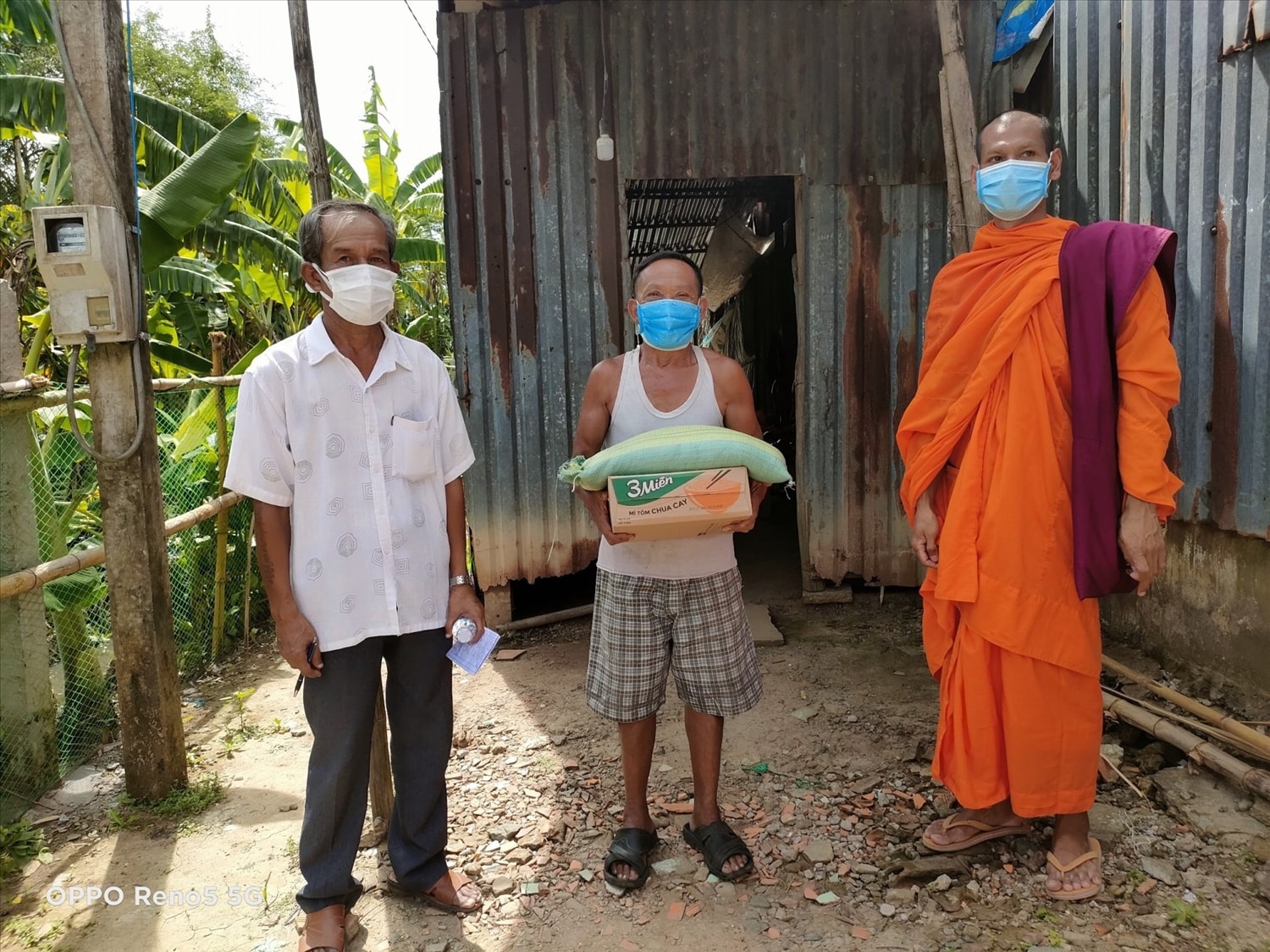 Đại đức Lâm Chanh Sầm Nang, Phó Trụ trì chùa Cần Đước, xã Thạnh Phú, huyện Mỹ Xuyên trao quà cho hộ nghèo 