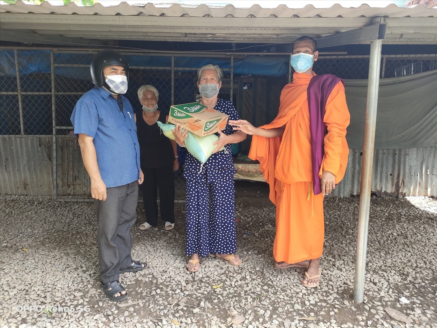 Đại đức Lâm Chanh Sầm Nang, Phó Trụ trì chùa Cần Đước, xã Thạnh Phú, huyện Mỹ Xuyên tặng quà cho người già neo đơn