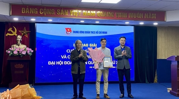 Tác giả Vũ Hồng Quân đoạt giải nhất cuộc thi - Ảnh: Hà Thanh