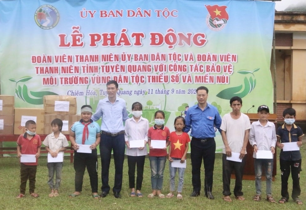 Đoàn Thanh niên Ủy ban Dân tộc tặng quà cho các em thiếu nhi, gia đình đồng bào DTTS có hoàn cảnh khó khăn tại tỉnh Tuyên Quang năm 2020 Đoàn Thanh niên Ủy ban Dân tộc tặng quà cho các em thiếu nhi, gia đình đồng bào DTTS có hoàn cảnh khó khăn tại tỉnh Tuyên Quang năm 2020