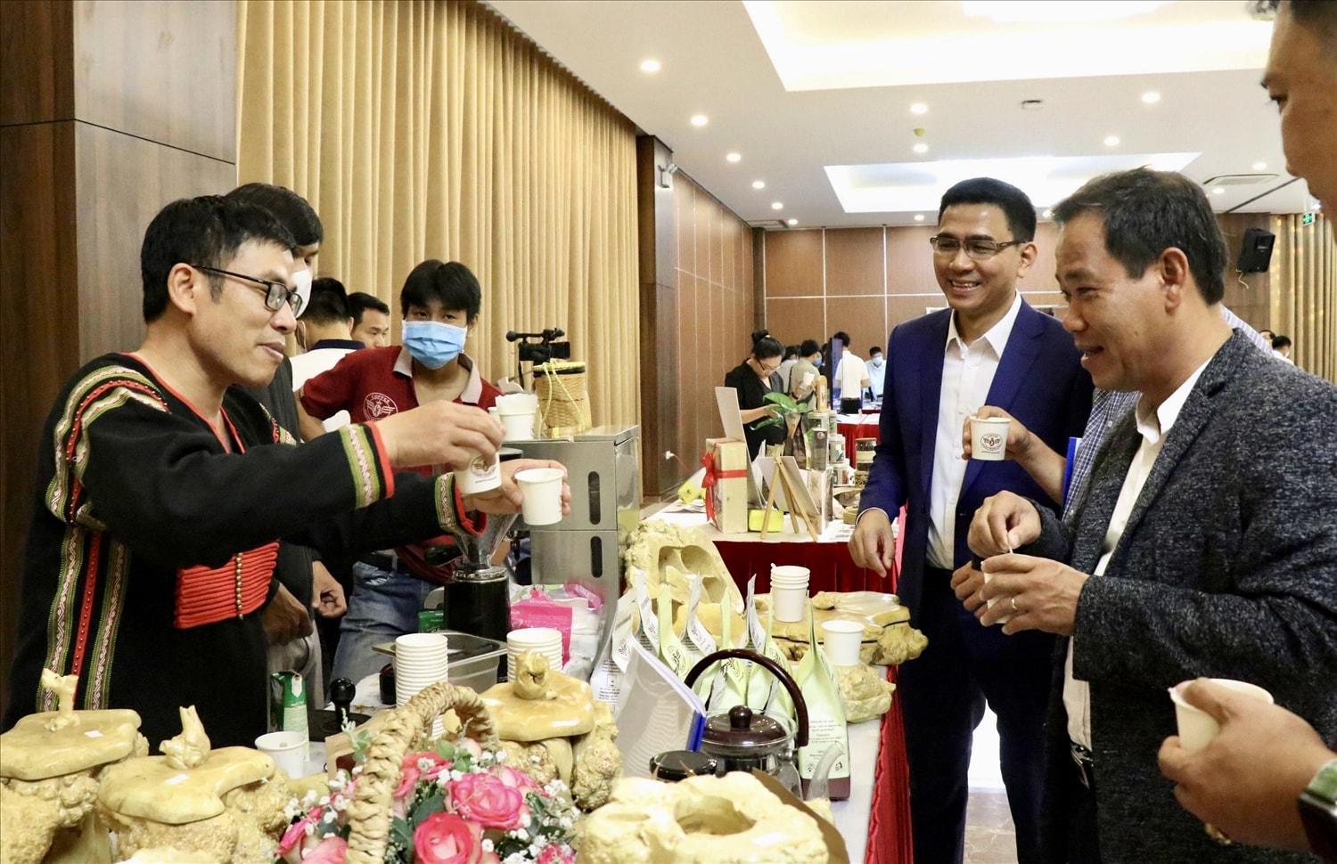 Các gian hàng giới thiệu sản phẩm đặc trưng của Đắk Lắk