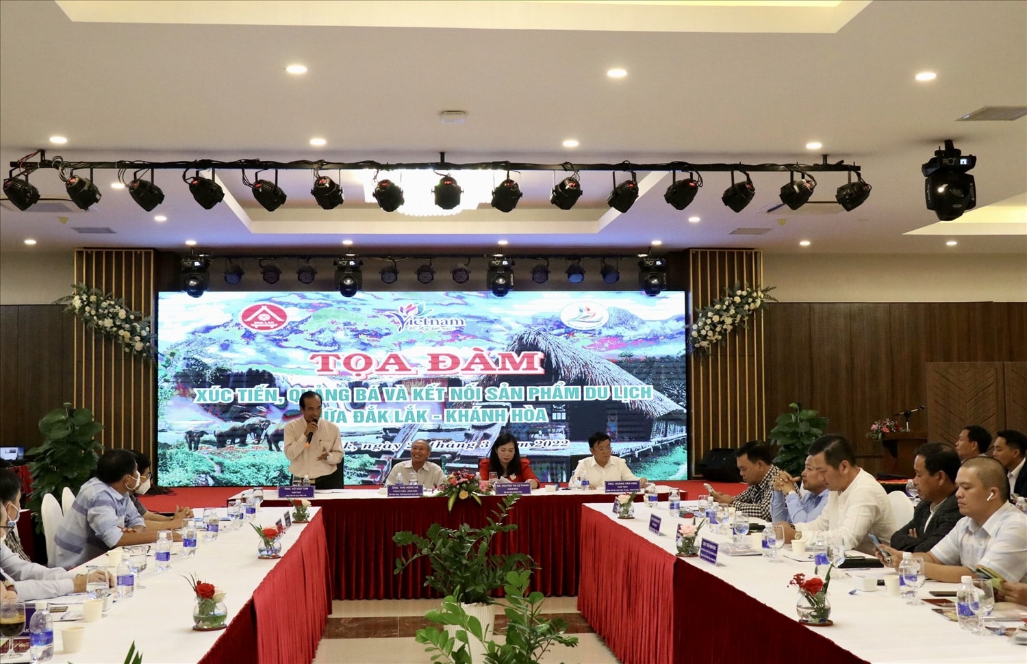 Quảng cảnh Tọa đàm xúc tiến, quảng bá và kết nối sản phẩm du lịch do Sở VHTT&DL Đắk Lắk phối hợp Sở Du lịch Khánh Hòa tổ chức tối 23/3