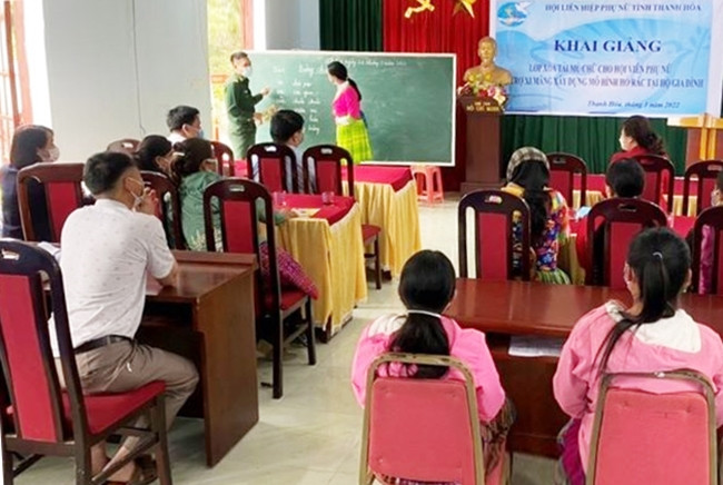Khai giảng lớp xóa tái mù chữ tại Mường Lát 