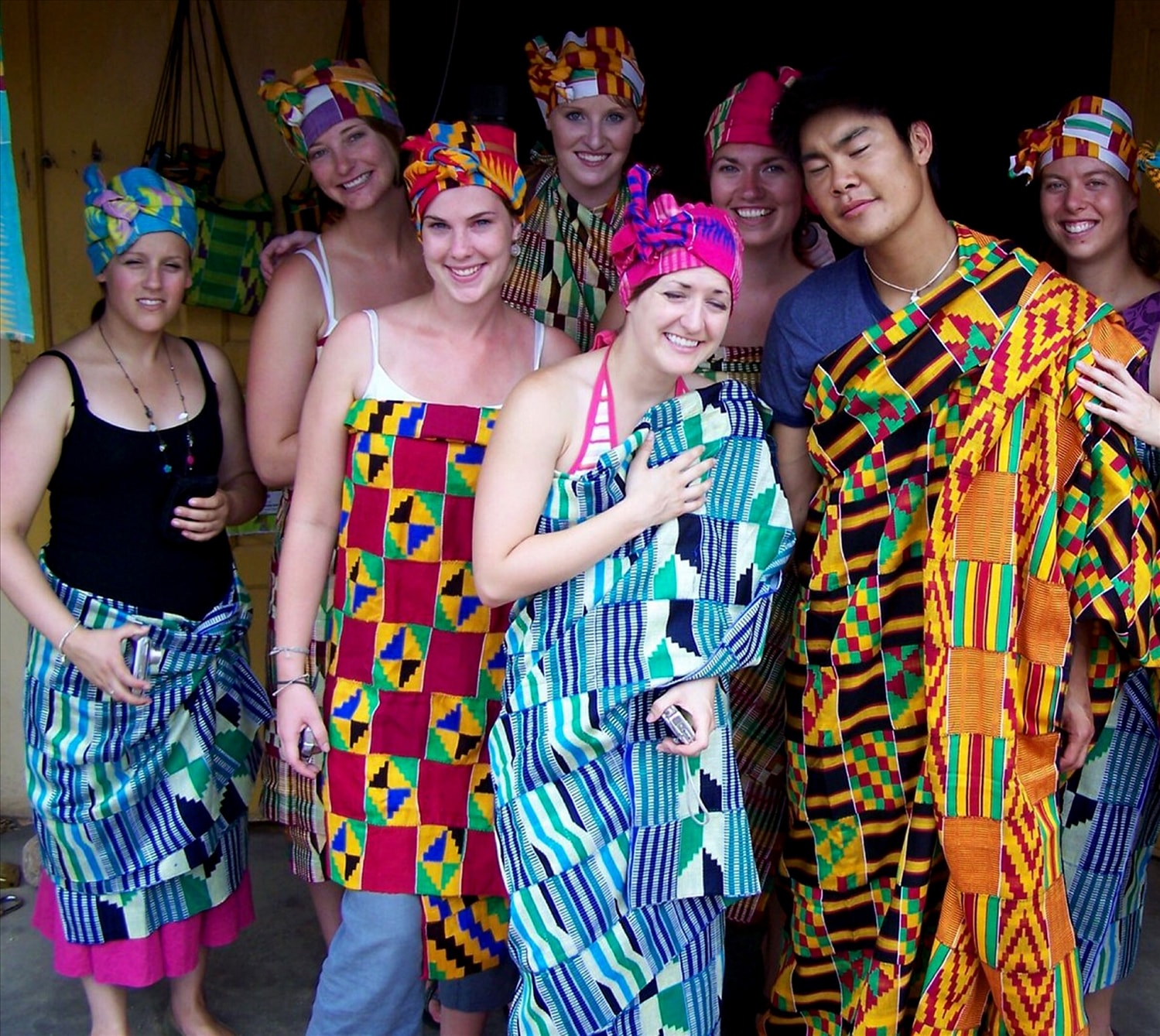 Khách du lịch trải nghiệm mặc kente