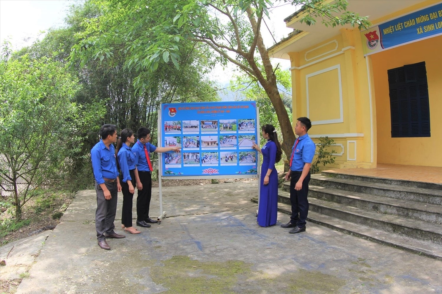 Anh Bàn Văn Vinh (thứ 3 từ trái qua) tuyên truyền phòng chống dịch bệnh Covid-19 trên địa bàn Anh Bàn Văn Vinh (thứ 3 từ trái qua) tuyên truyền phòng chống dịch bệnh Covid-19 trên địa bàn