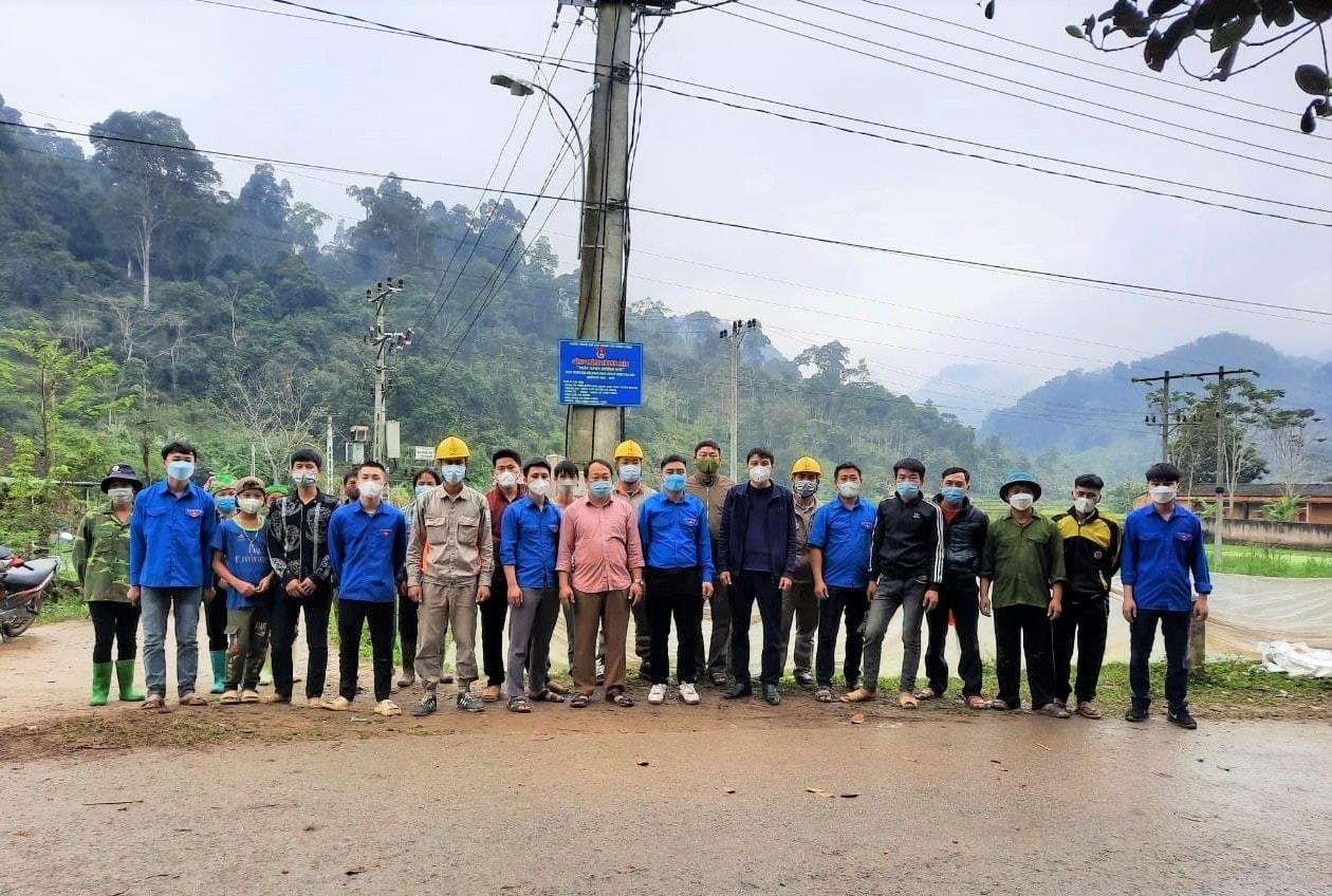 Anh Bàn Văn Vinh (đứng thứ tám từ phải qua trái) cùng các ban, ngành, đoàn thể xây dựng tuyến đường thắp sáng đường quê Anh Bàn Văn Vinh (đứng thứ tám từ phải qua trái) cùng các ban, ngành, đoàn thể xây dựng tuyến đường thắp sáng đường quê