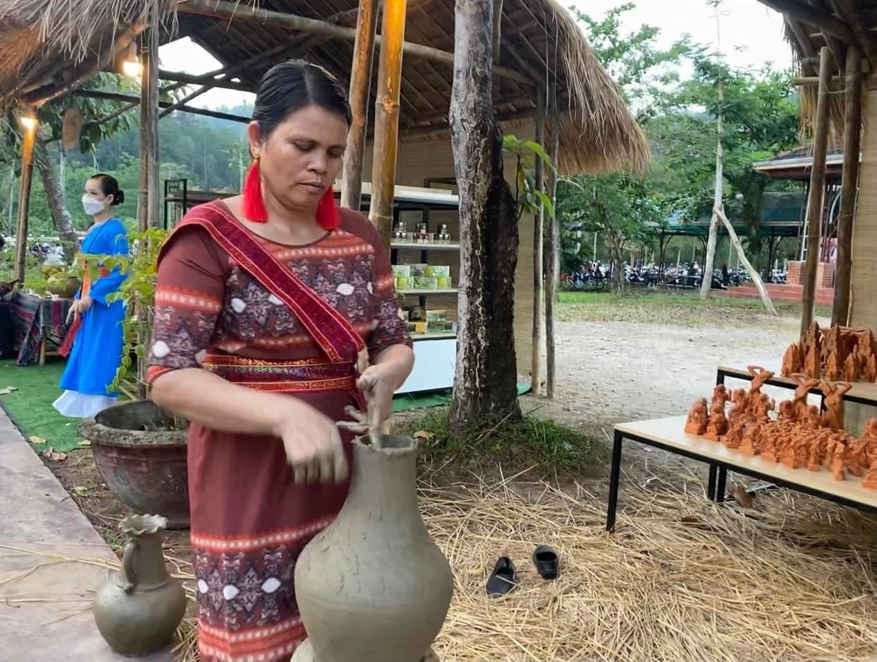 Trình diễn nghệ thuật làm gốm Chăm bên lề sự kiện “Đêm Mỹ Sơn huyền thoại”. Ảnh: Vĩnh Lộc