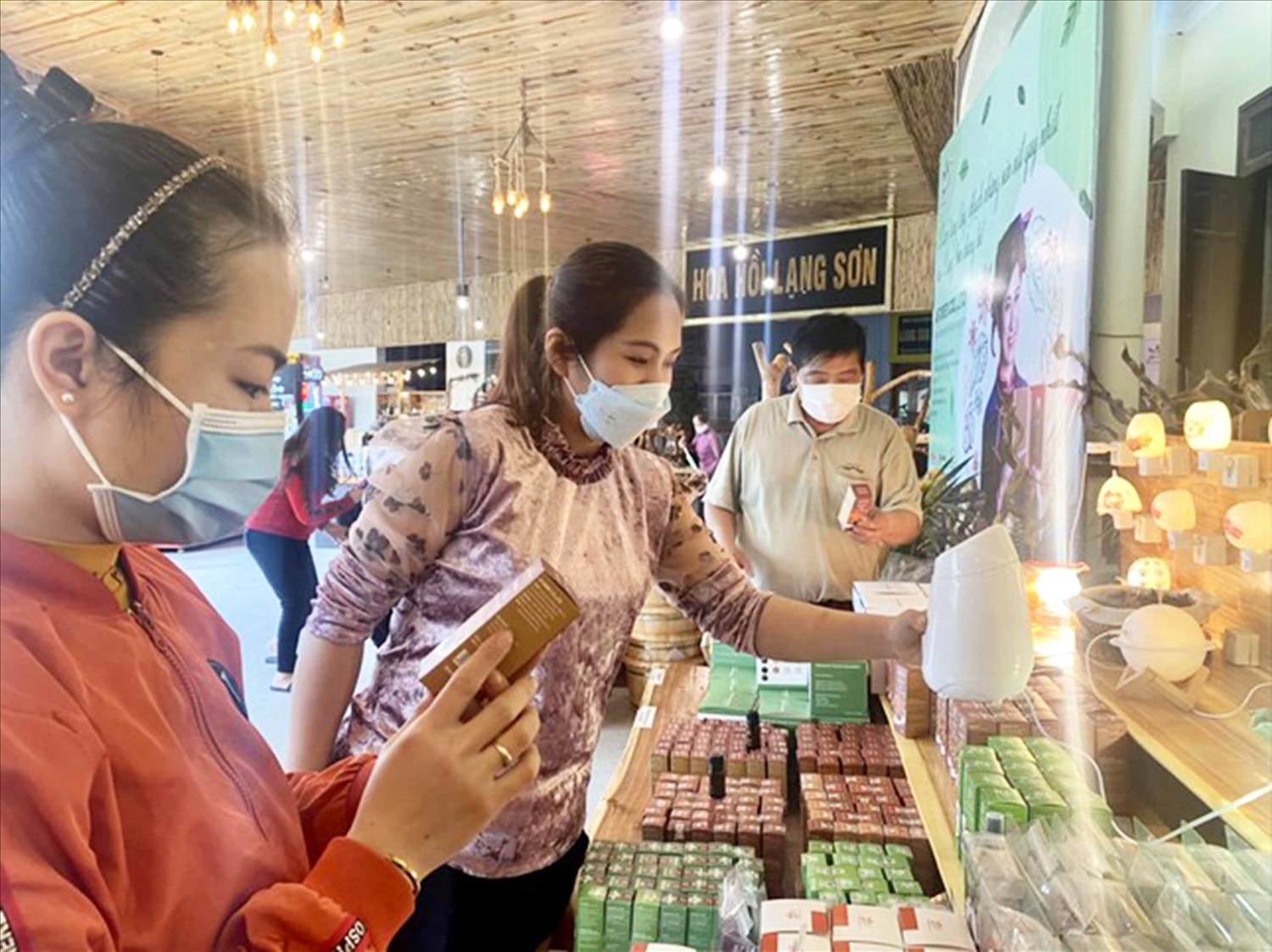 Tinh dầu hoa hồi Lạng Sơn được nhiều người dân lựa chọn sử dụng Tinh dầu hoa hồi Lạng Sơn được nhiều người dân lựa chọn sử dụng