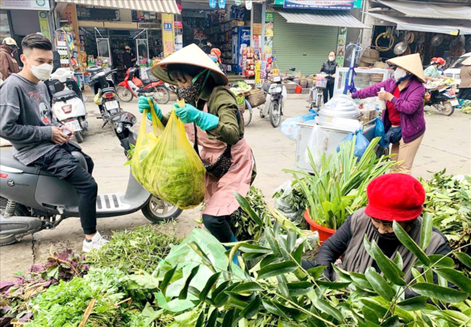 Mặt hàng lá xông được bày bán rất nhiều tại các sạp rau, củ Mặt hàng lá xông được bày bán rất nhiều tại các sạp rau, củ