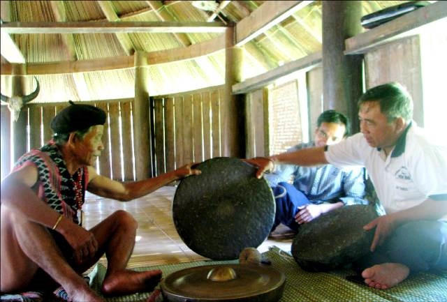 Già làng giới thiệu chiêng của người Cơ Tu 
