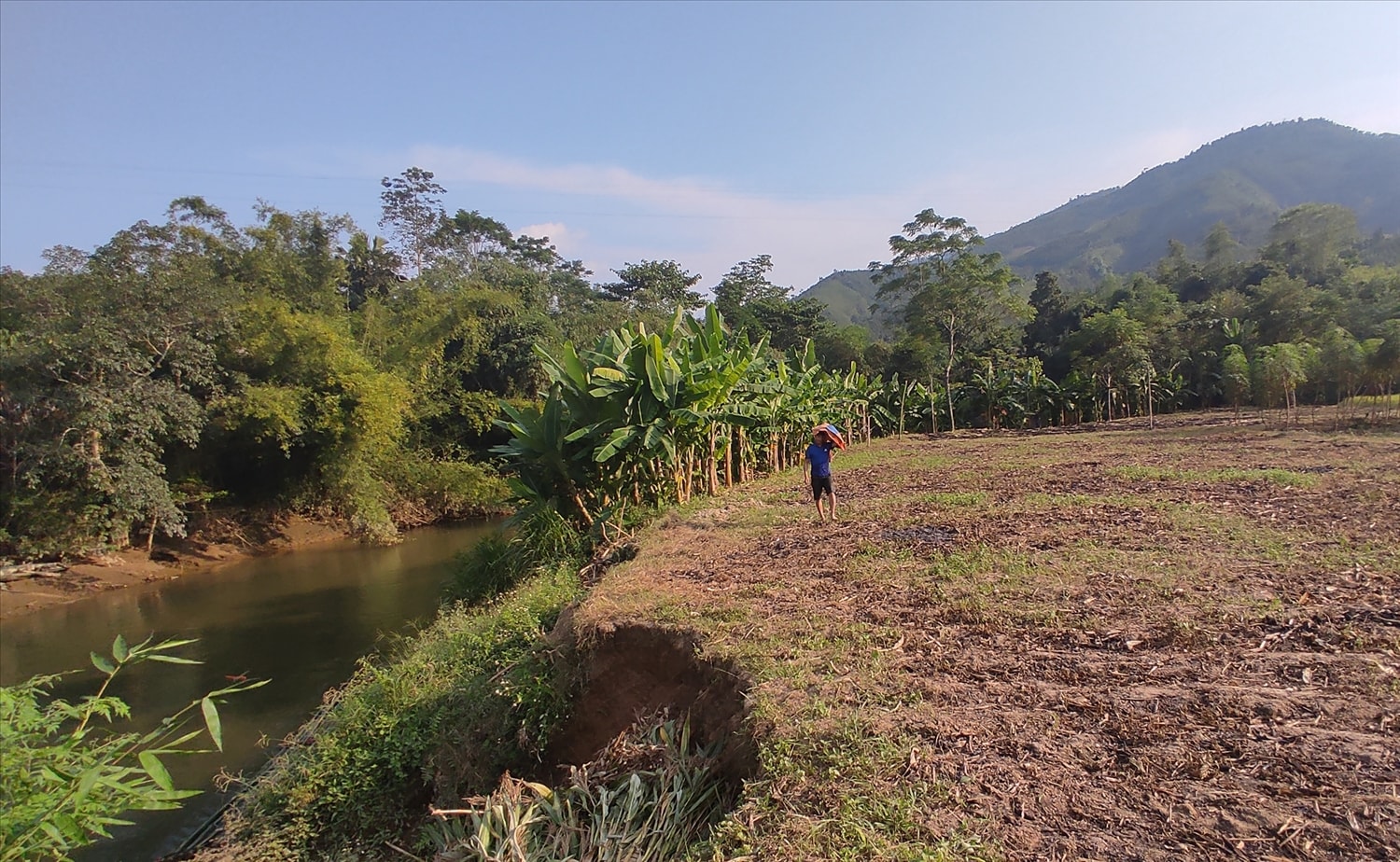 Đất đai bị sạt lở khi thủy điện dâng nước Đất đai bị sạt lở khi thủy điện dâng nước