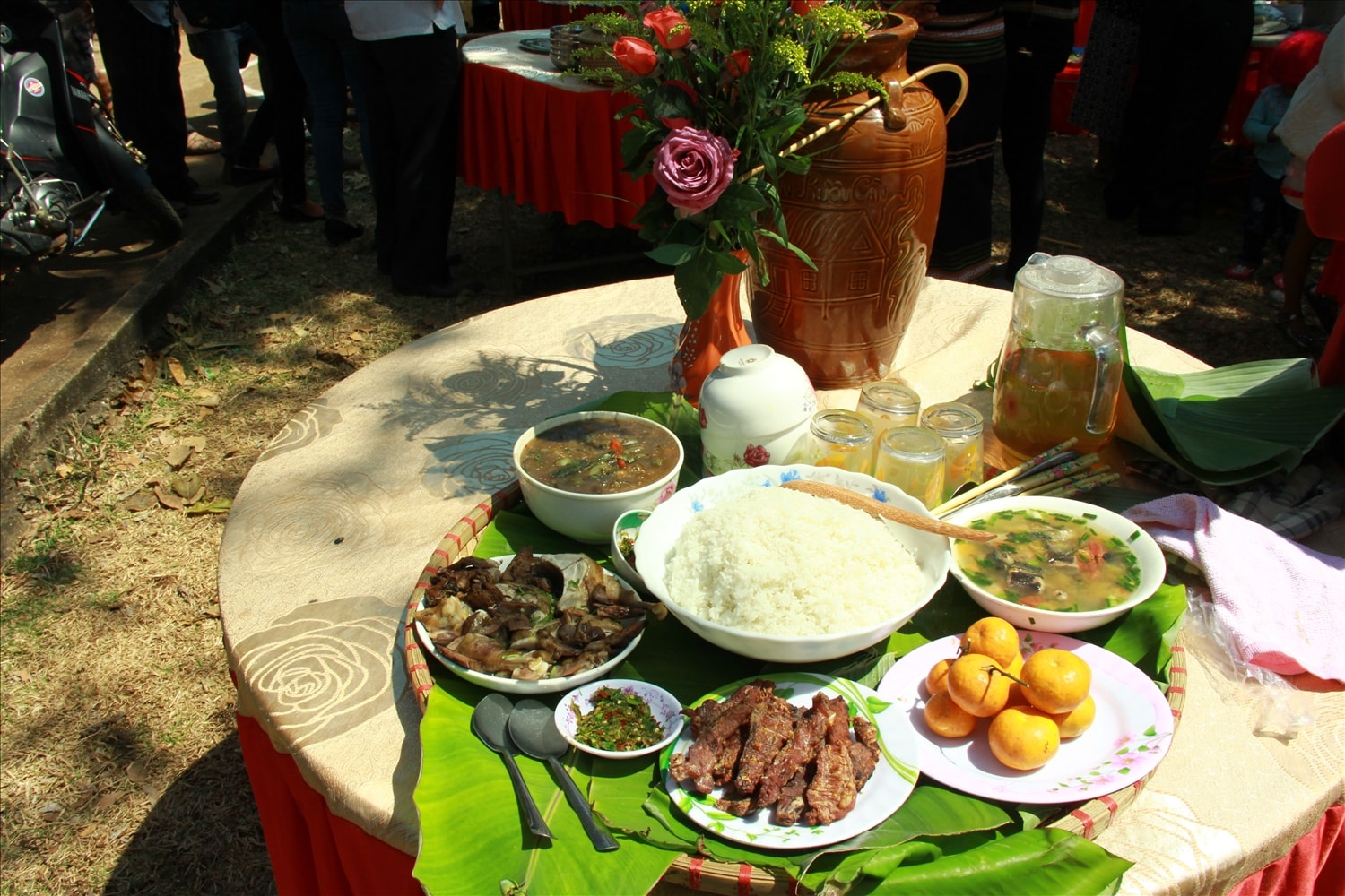  Mâm cơm truyền thống của người Ê Đê, thịt gác bếp chấm muối cỏ thơm, ớt rừng