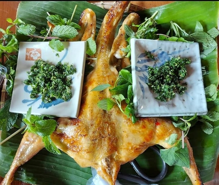 Muối lá é tạo vị đậm đà cho thịt gà nướng
