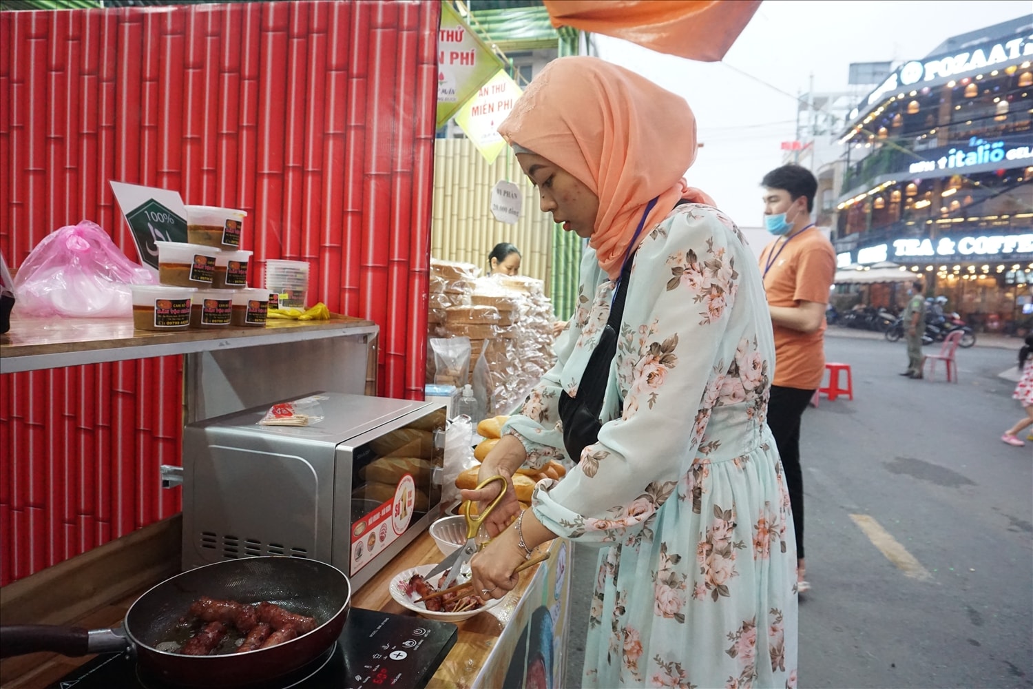 Chị Hứa Thị Rokya quảng bá sản phẩm tại các hội chợ