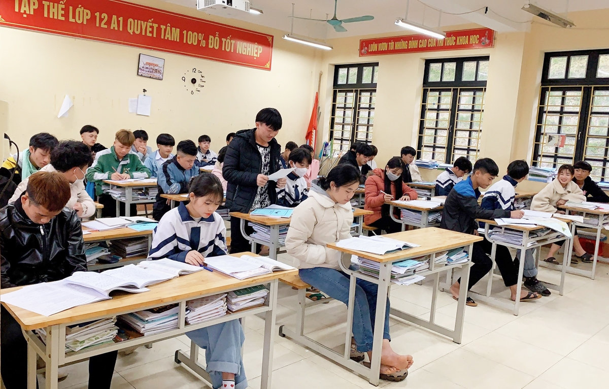 Học sinh lớp 12 trường THCS&THPT Bát Xát (Lào Cai) trong một tiết học trên lớp 