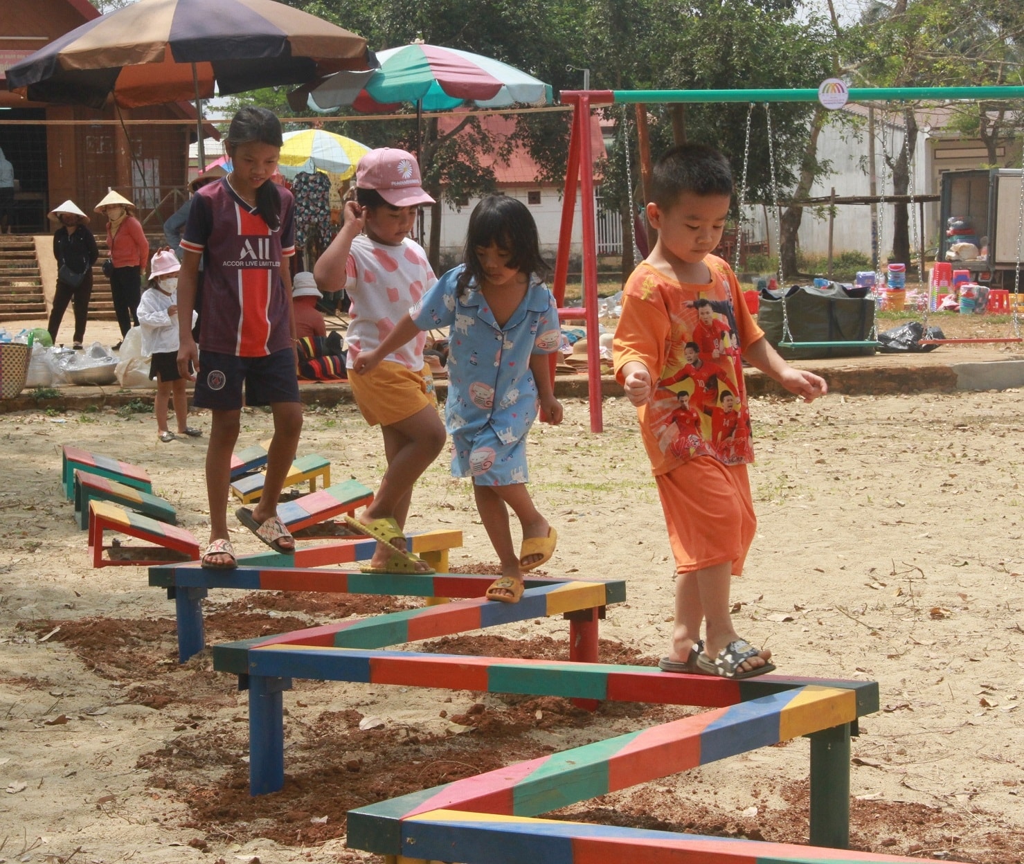 Các em thiếu nhi hào hứng trải nghiệm các trò chơi Các em thiếu nhi hào hứng trải nghiệm các trò chơi